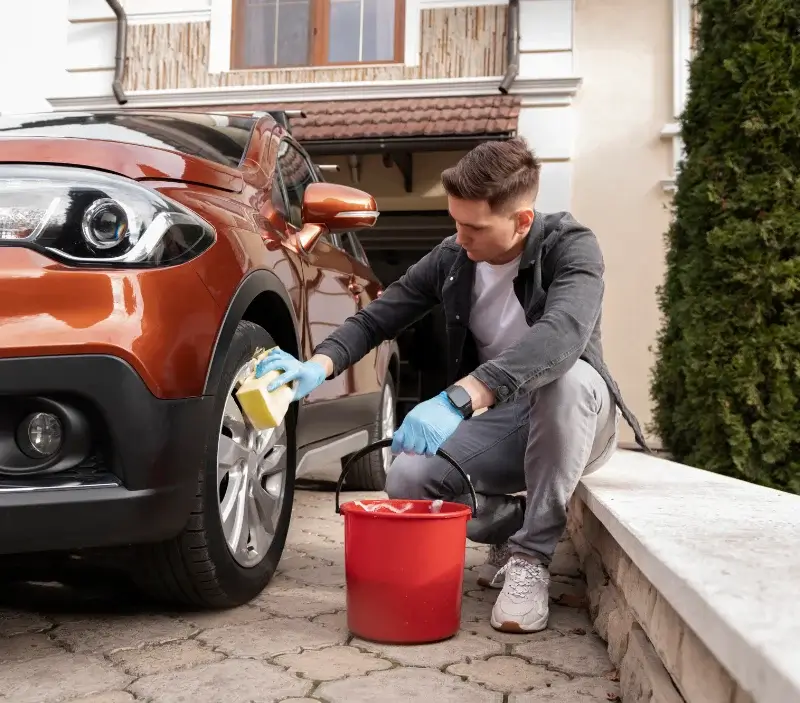 Lavage auto à domicile Puiseux-en-France : professionnel intervenant sur un véhicule
